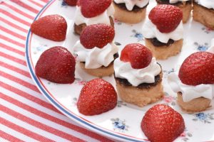 Små jordbærkager med flødecreme - nemme 