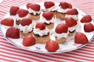 Små jordbærkager med flødecreme - nemme 