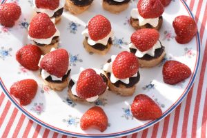 Små jordbærkager med flødecreme - nemme 