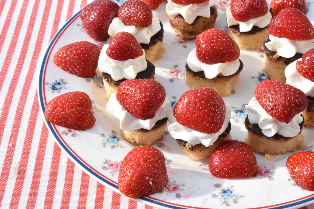 Små jordbærkager med flødecreme - nemme