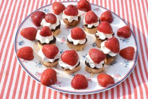 Små jordbærkager med flødecreme - nemme 