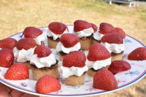 Små jordbærkager med flødecreme - nemme 