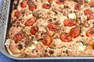 Nemt foccacia med feta & tomat i bradepande