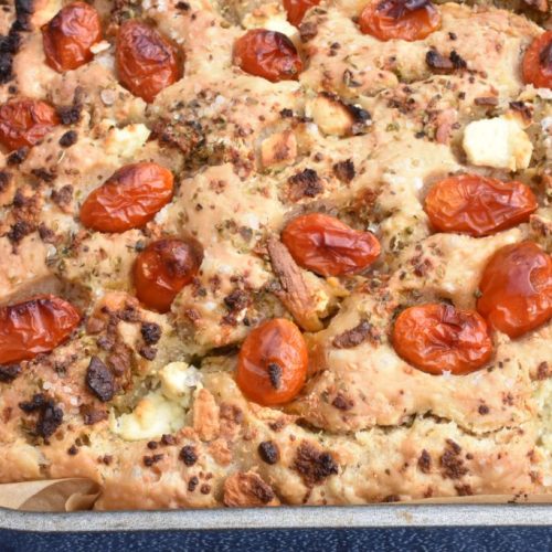 Nemt foccacia med feta & tomat i bradepande