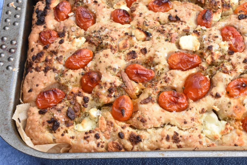 DSC_2644 • nogetiovnen.dk Nemt foccacia med feta & tomat i bradepande