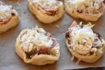 Nemme pizzasnegle med skinke - af færdigdej