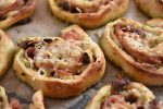 Nemme pizzasnegle med skinke - af færdigdej