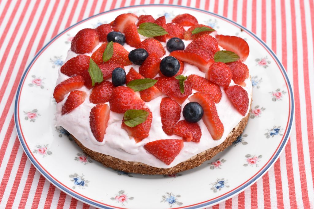 Nøddebund med rabarberskum - mandeldrøm