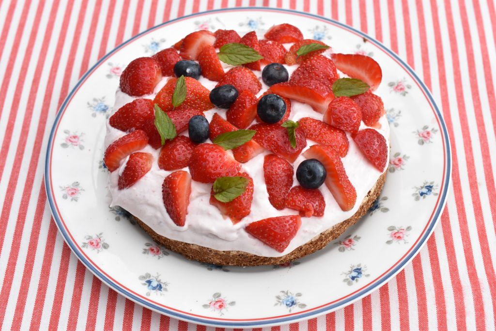 Sommerkager med frugt og bær - nemme opskrifter