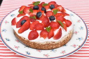 Nøddebund med rabarberskum - mandeldrøm