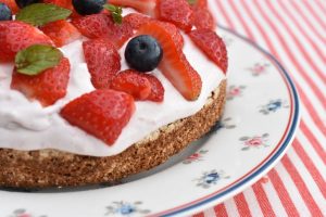 Nøddebund med rabarberskum - mandeldrøm