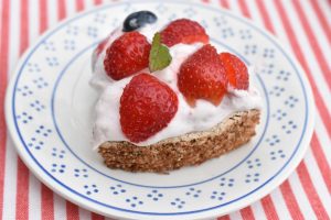 Nøddebund med rabarberskum - mandeldrøm