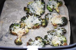 Broccoli i airfryer - knust broccoli m. parmesan
