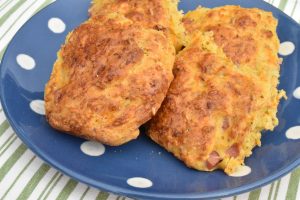 Skinkeboller med ost - gulerodsbrud m. skinke