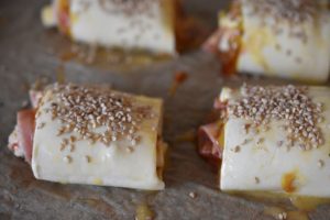 Skinkehorn med ost & sesam af nem butterdej