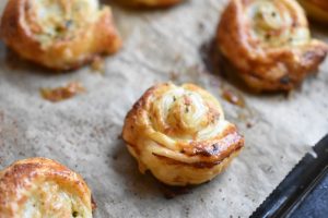 Hvidløgssnegle med ost - butterdej snacks