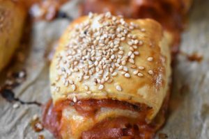 Skinkehorn med ost & sesam af nem butterdej