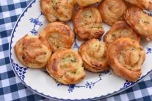 Hvidløgssnegle med ost - butterdej snacks