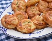 Hvidløgssnegle med ost - butterdej snacks