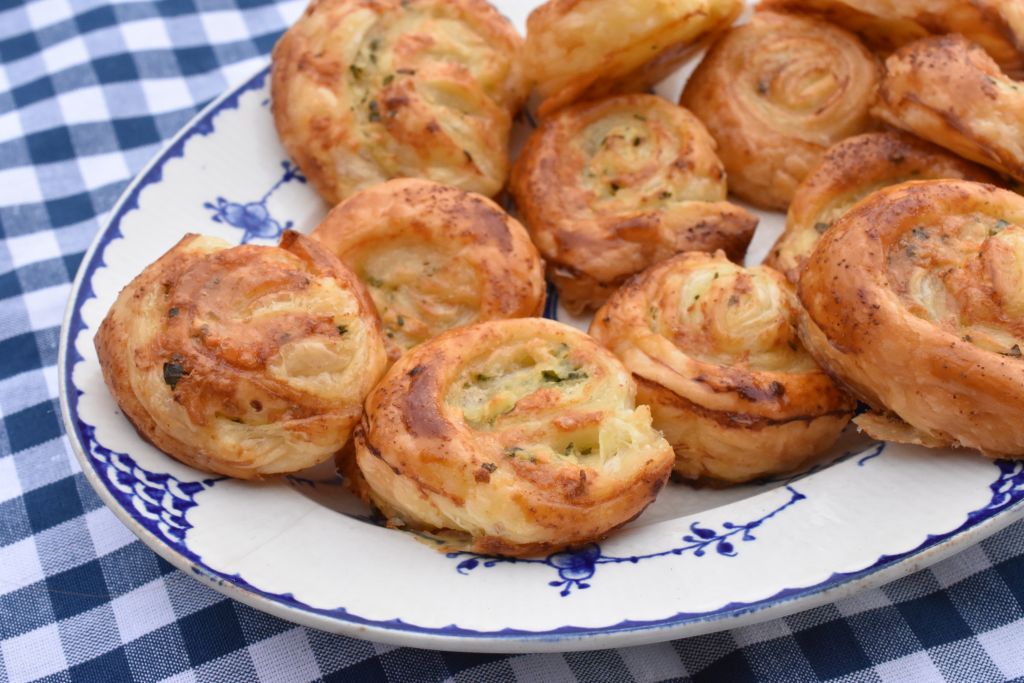 Hvidløgssnegle med ost - butterdej snacks