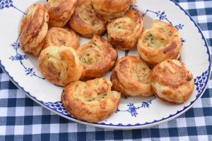 Hvidløgssnegle med ost - butterdej snacks