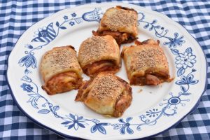 Skinkehorn med ost & sesam af nem butterdej