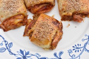 Skinkehorn med ost & sesam af nem butterdej