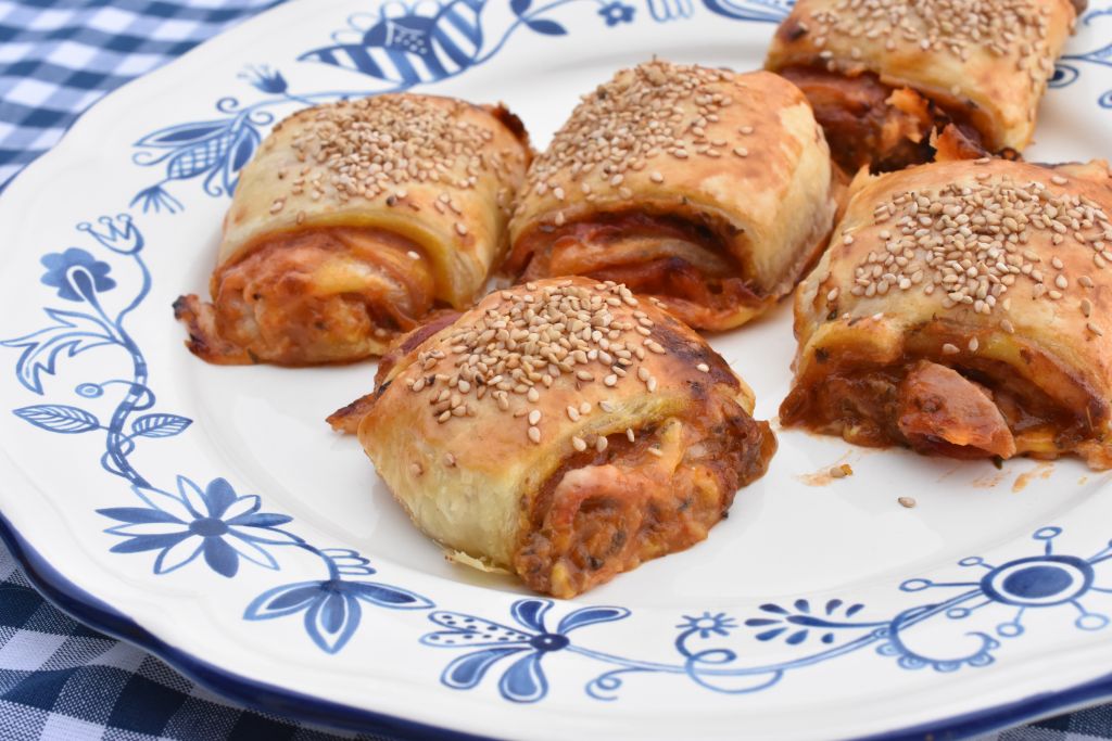 Skinkehorn med ost & sesam af nem butterdej