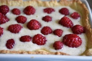 Hindbærkage med marcipan - nem kage med hindbær