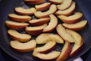 Stegte ferskner med mozzarella & honning