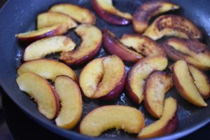 Stegte ferskner med mozzarella & honning