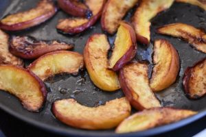 Stegte ferskner med mozzarella & honning