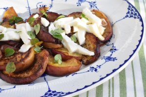 Stegte ferskner med mozzarella & honning