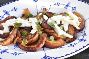 Stegte ferskner med mozzarella & honning