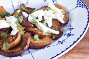 Stegte ferskner med mozzarella & honning