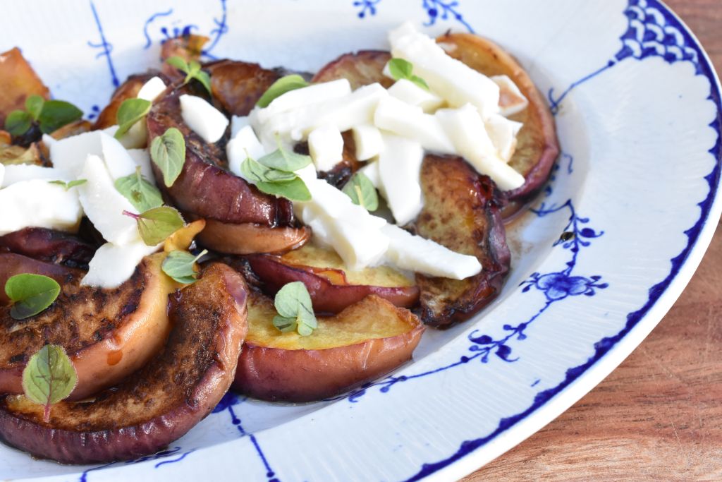Stegte ferskner med mozzarella & honning