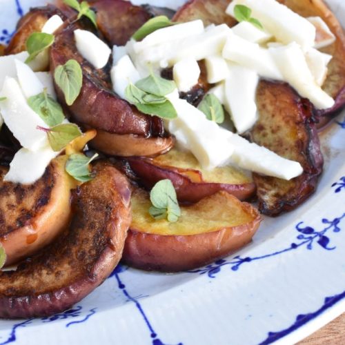 Stegte ferskner med mozzarella & honning