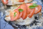 Hasselback kylling i fad m. tomat & mozzarella