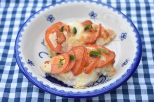 Hasselback kylling med mozzarella ost & tomat