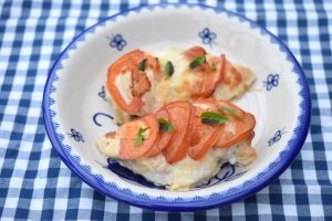 Hasselback kylling i fad m. tomat & mozzarella