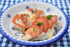 Hasselback kylling i fad m. tomat & mozzarella