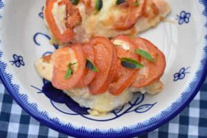 Hasselback kylling med mozzarella ost & tomat