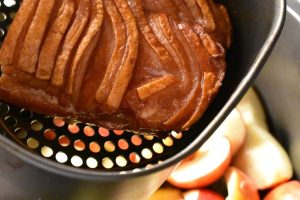 Æbleflæsk i airfryer - baconsteg med æbler