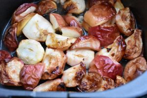 Æbleflæsk i airfryer - baconsteg med æbler