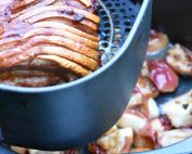 Æbleflæsk i airfryer - baconsteg med æbler