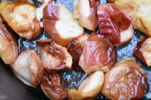 Æbleflæsk i airfryer - baconsteg med æbler