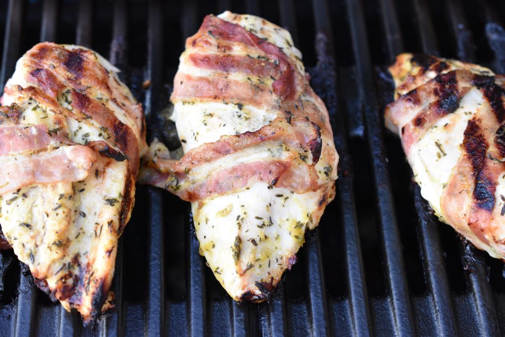 Kyllingefilet på grill med bacon & marinade