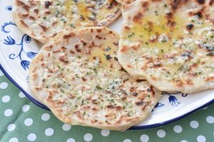 Naanbrød med hvidløg & ost - nem opskrift