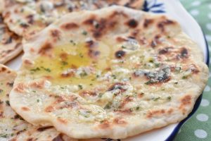 Naanbrød med hvidløg & ost - nem opskrift