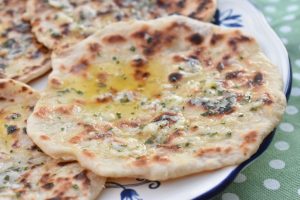 Naanbrød med hvidløg & ost - nem opskrift